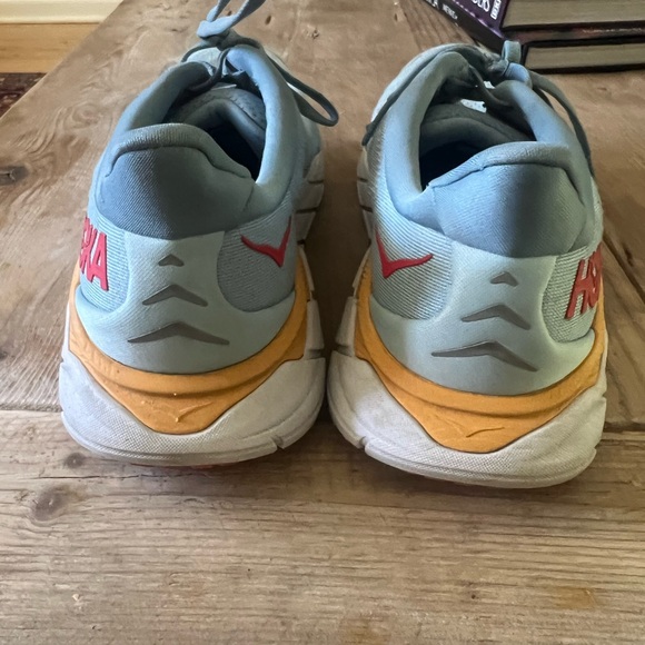 Hoka Arahi 6 in Light Gray and Orange - Picture 7 of 13